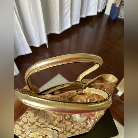 COACH Bleeker tote in signature floral EUC absolutely gorgeous inside and out - Picture 7 of 16